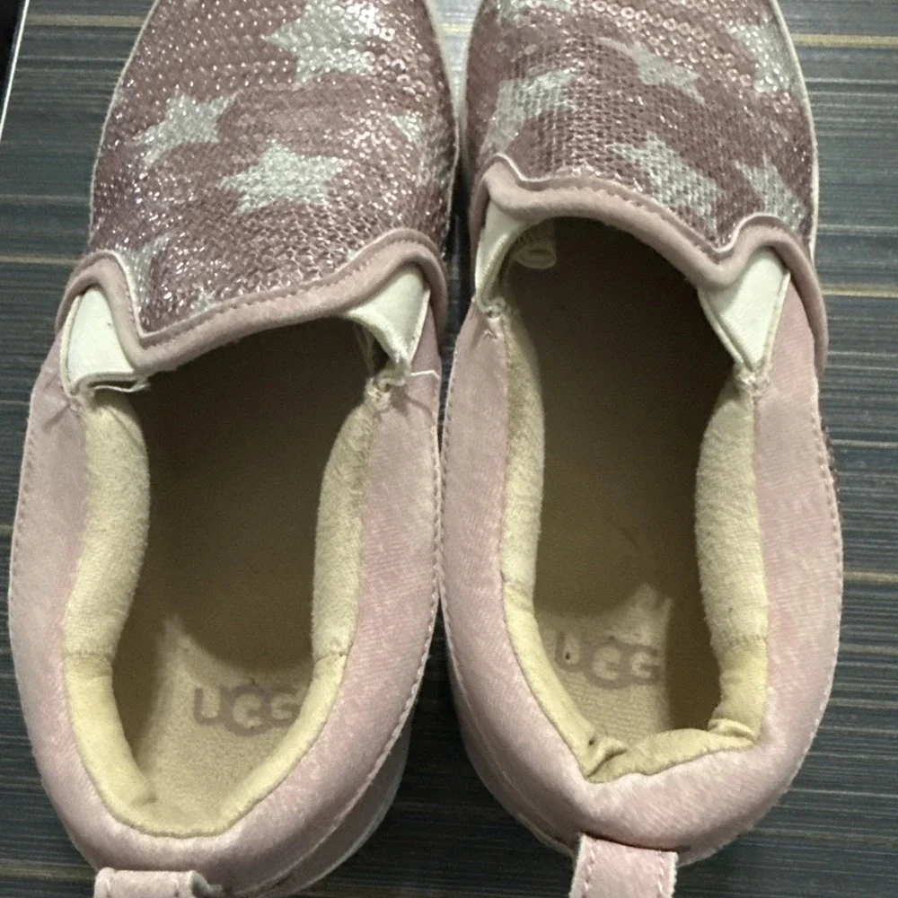 UGG Girls Youth 4 Caplan Sequin Stars Slip-On Sneaker‎ Loafer Pink Stars